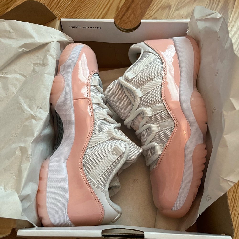 Women’s air Jordan 11 retro low-size 7